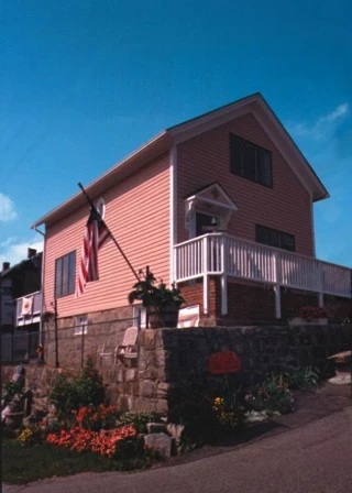 Susette Kelo’s famous “little pink house” in 2004 (photo by Isaac Reese)